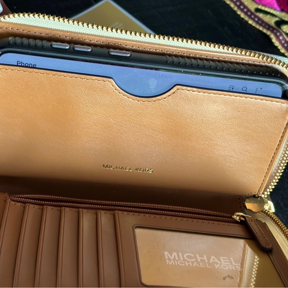 Michael Kors Jet Set Vanilla Wallet/Wristlet - Picture 4 of 8